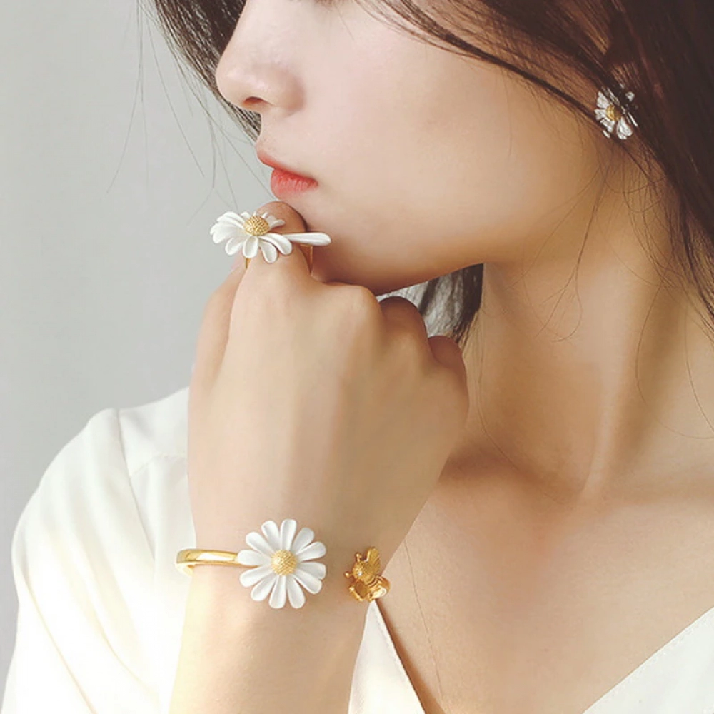 Cute Small Daisy Flower Stud Earrings For Women Girls Sweet Statement Asymmetrical Earring Party Jewelr