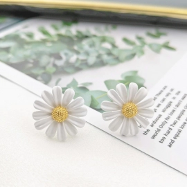 Cute Small Daisy Flower Stud Earrings For Women Girls Sweet Statement Asymmetrical Earring Party Jewelr